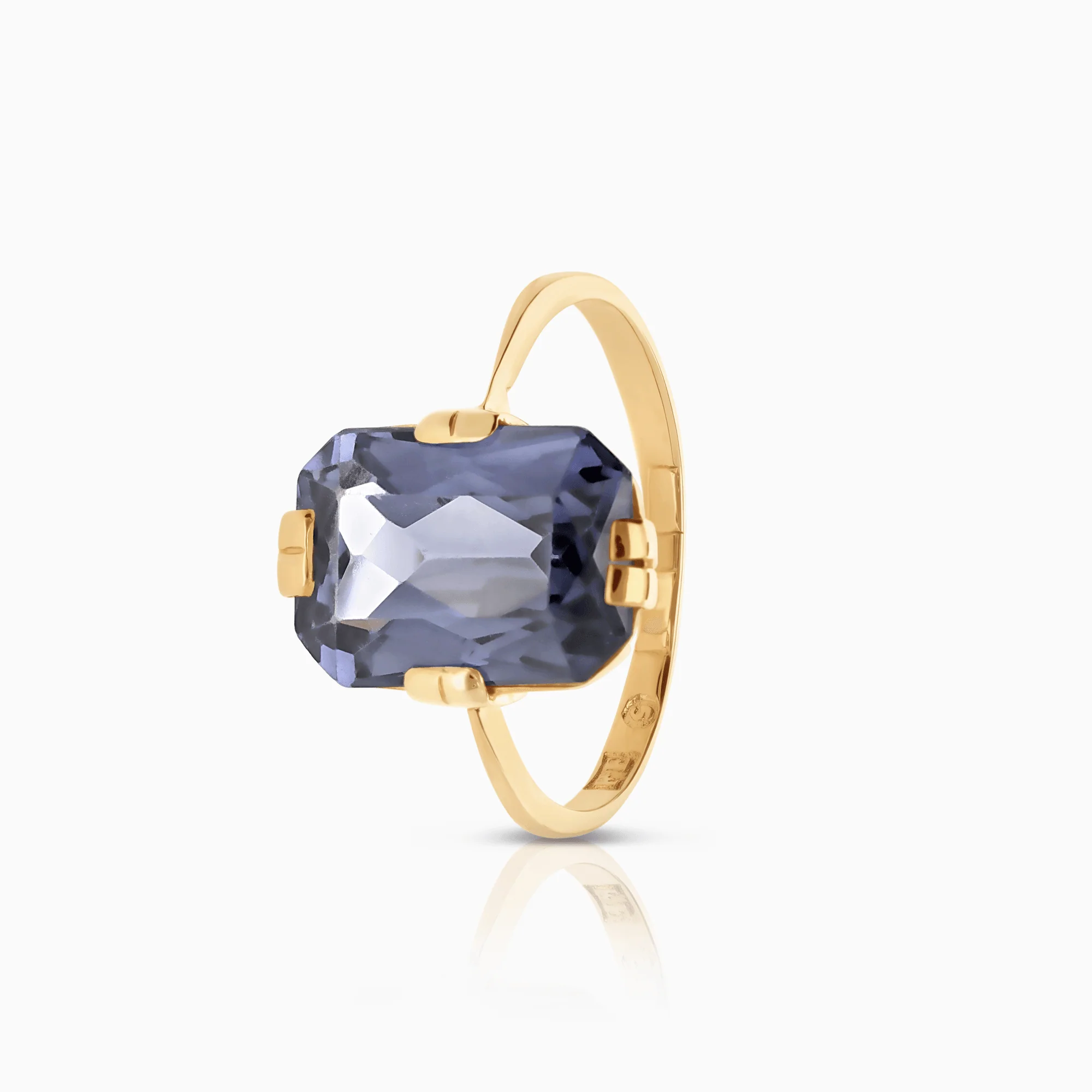 Gold ring with a blue sapphire 3.0g 18K gold