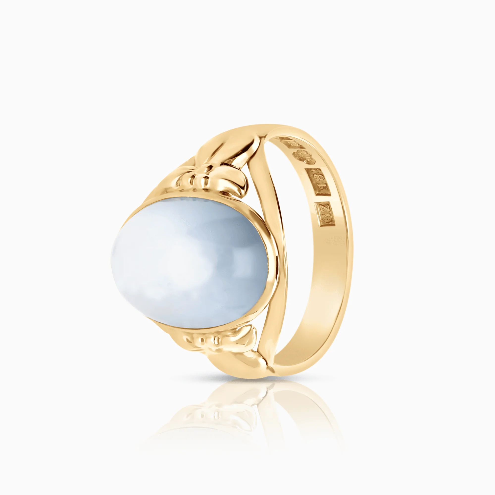 Gold Ring with a Moonstone 4.15g 18K Gold
