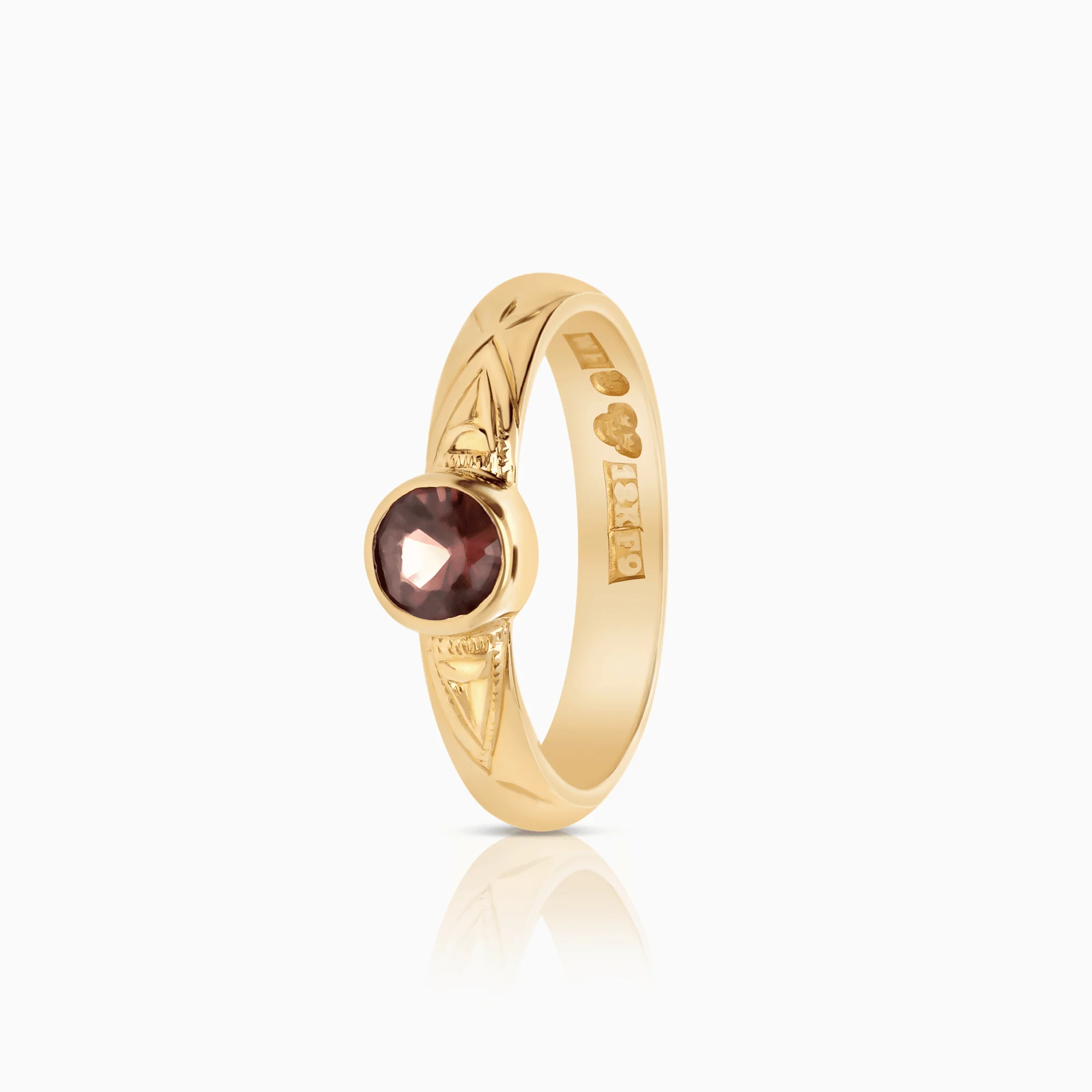 Gold ring with a red ruby 3.95g 18K gold