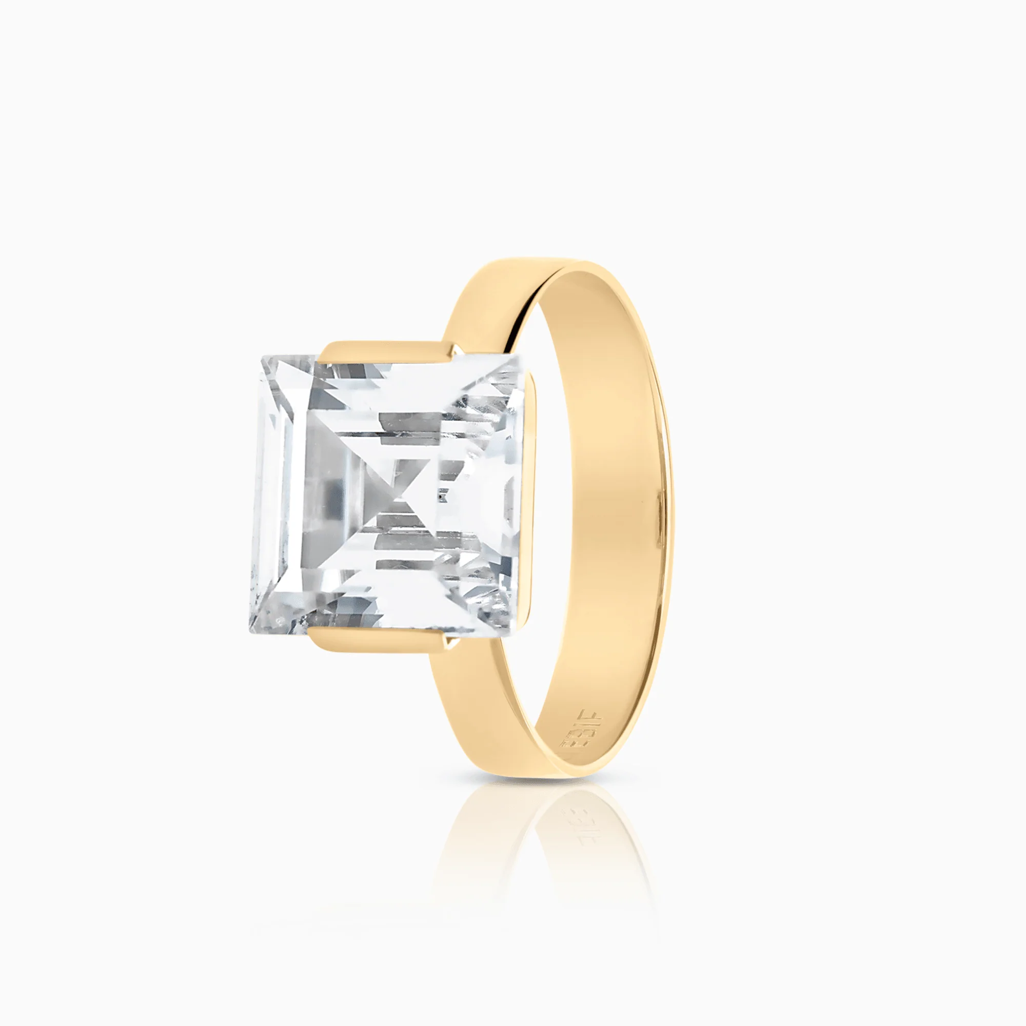 Gold ring with a white stone 3.42g 18K gold