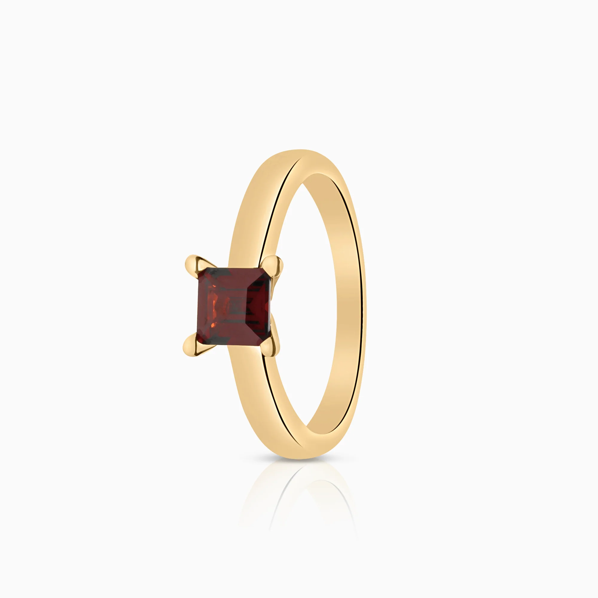 Gold ring with red garnet 4.59g 18K gold