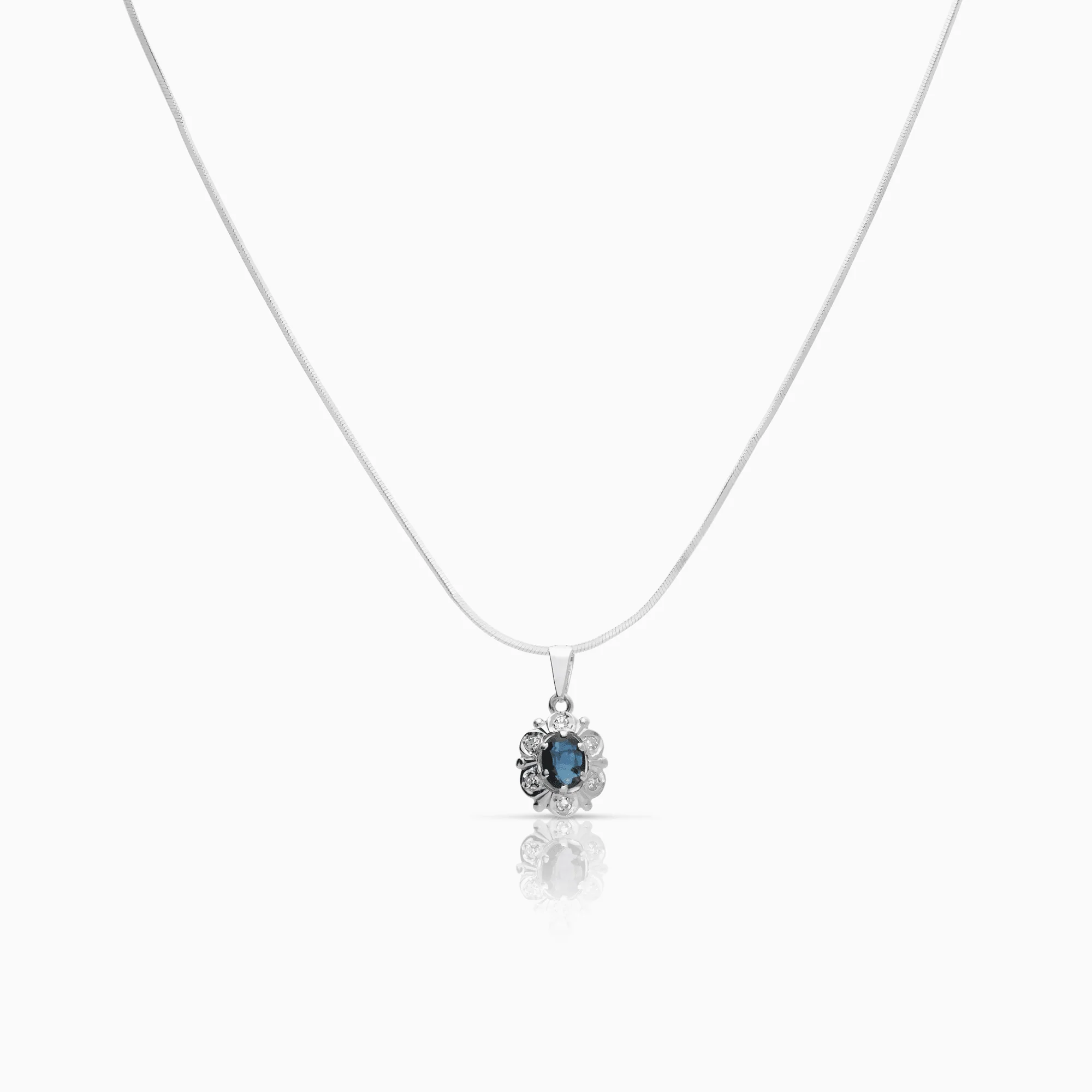 Necklace with halo pendant 0.09ct diamonds 18K white gold