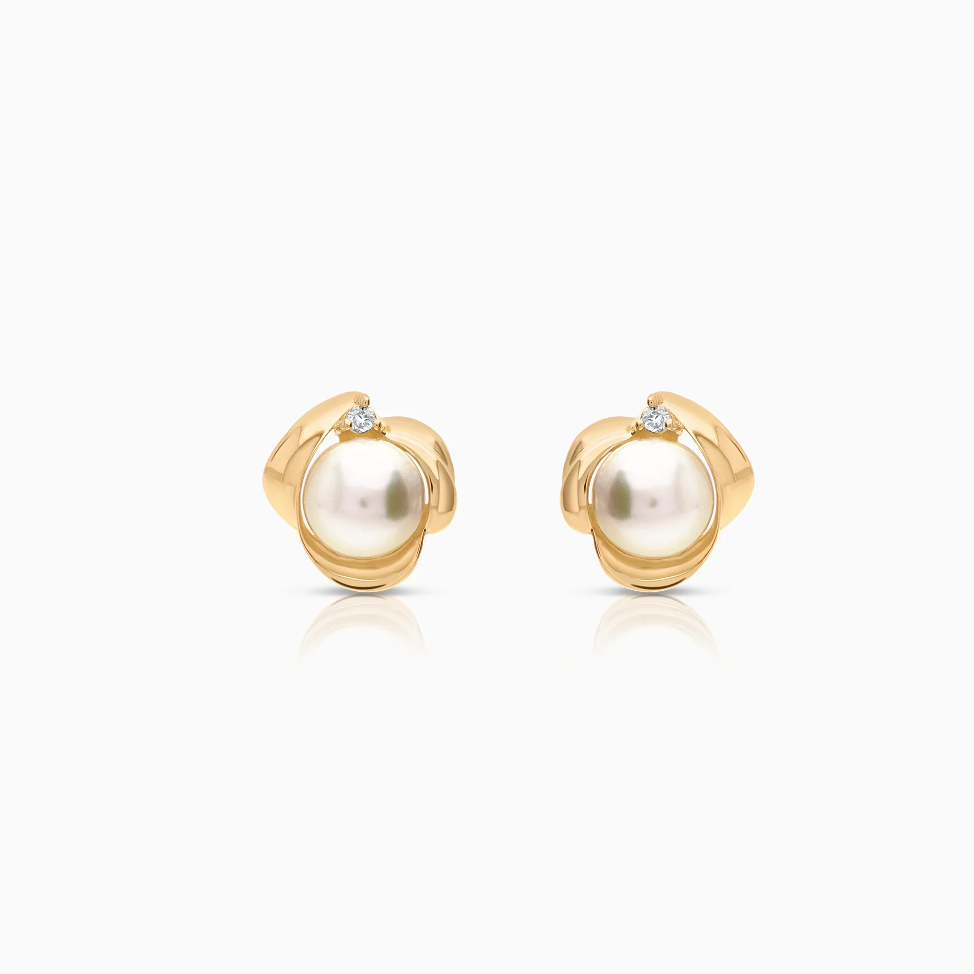 Earrings with cultured saltwater pearls, 0.03 ct, 2.86g, 18K gold
