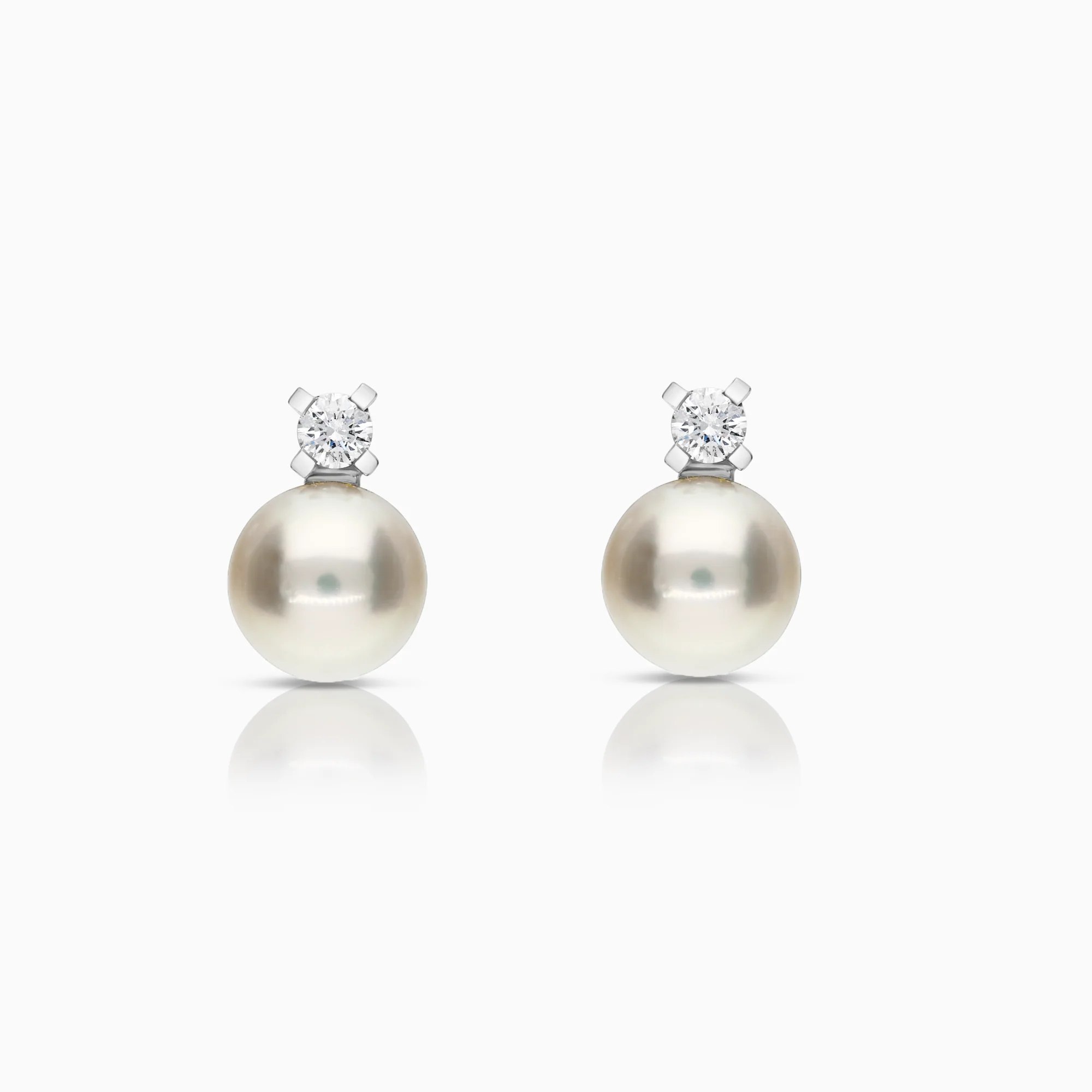 Pearl earrings with 0.20ct diamonds in 18K white gold