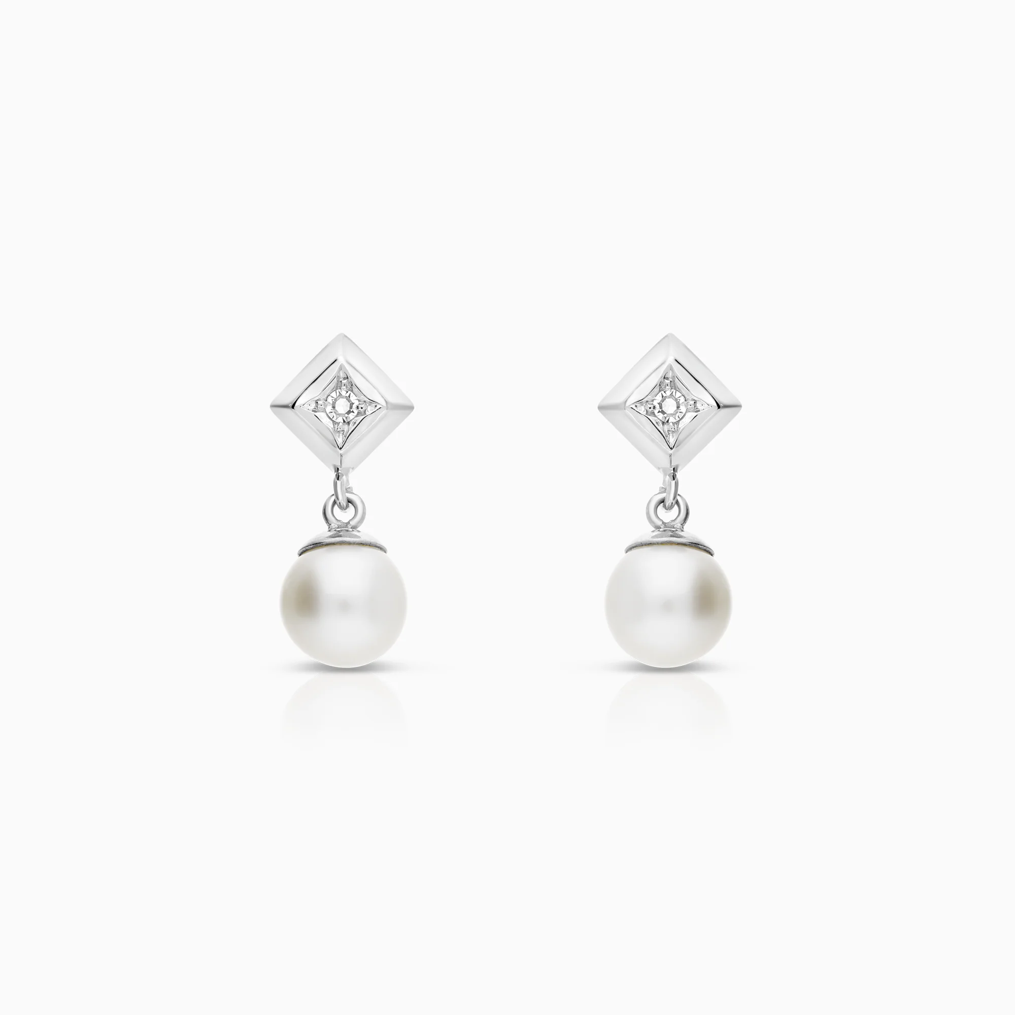Diamond earrings with cultured freshwater pearls 2.48g 18K white gold