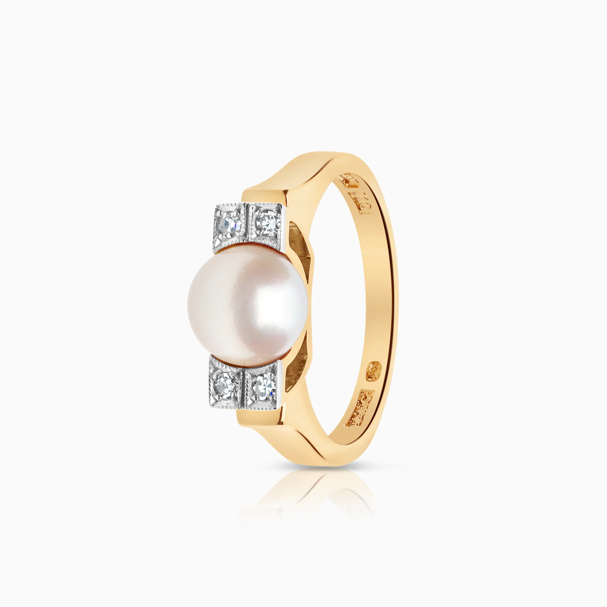 Pearl ring with cultured saltwater pearl and diamonds 18K gold