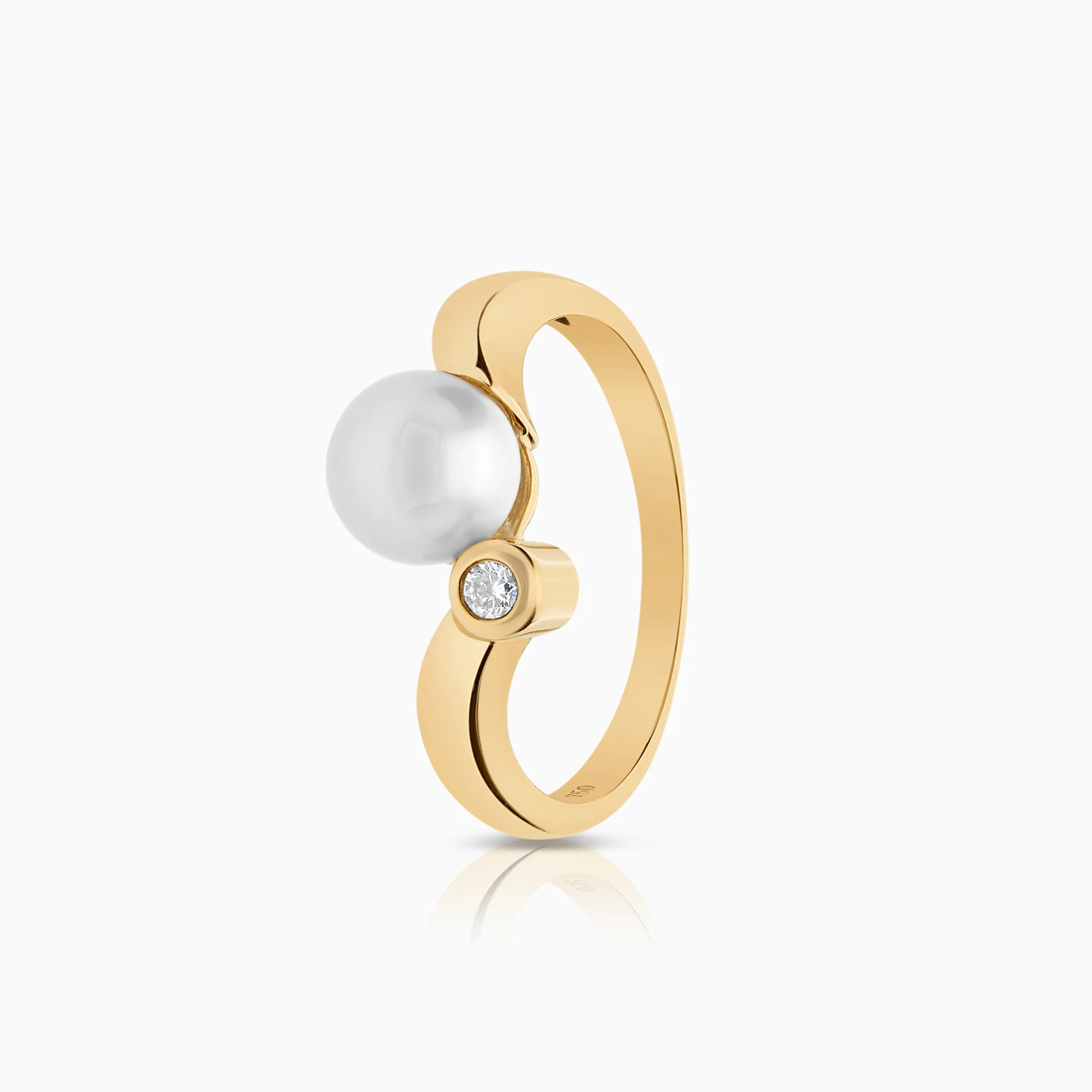 Ring with pearl and diamond 0.04ct 18K gold